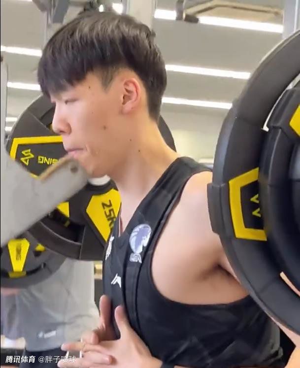 之后发现记者拍照后，又脱下外套用衣服挡着肚子，助理也伸手阻挡拍照，穿着一身银色运动装的杨幂快速走进安 凯特·温丝莱特挺大肚出街购物 第三任老公同行 2013-11-28 当地时间11月27日，英国伦敦，凯特·温丝莱特和她的第三任丈夫内德·洛克洛尔出街购物，已经怀孕好几个月的凯特大肚隆起，穿着厚厚的外套，不时撩起头上的帽子看路。