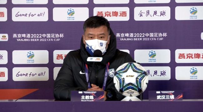 大约10分钟之后见到一位英俊潇洒的男子牵着伊能静的手一起走出公寓，此人正是其男友秦昊。
