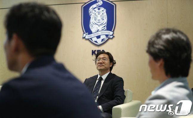 预告中，在这个快乐祥和的世界中，卡罗尔（蕾亚·塞洪 饰）成为了唯一的异类，而诡异的事情不断发生，卡罗尔还能否维持本心？