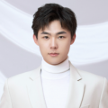 杨幂穿黑色连体裤酷劲十足 获多人护送显大牌 2014-11-18 近日，杨幂出席完某大型颁奖活动后现身酒店，身穿黑色连体裤的她Boss范儿十足。